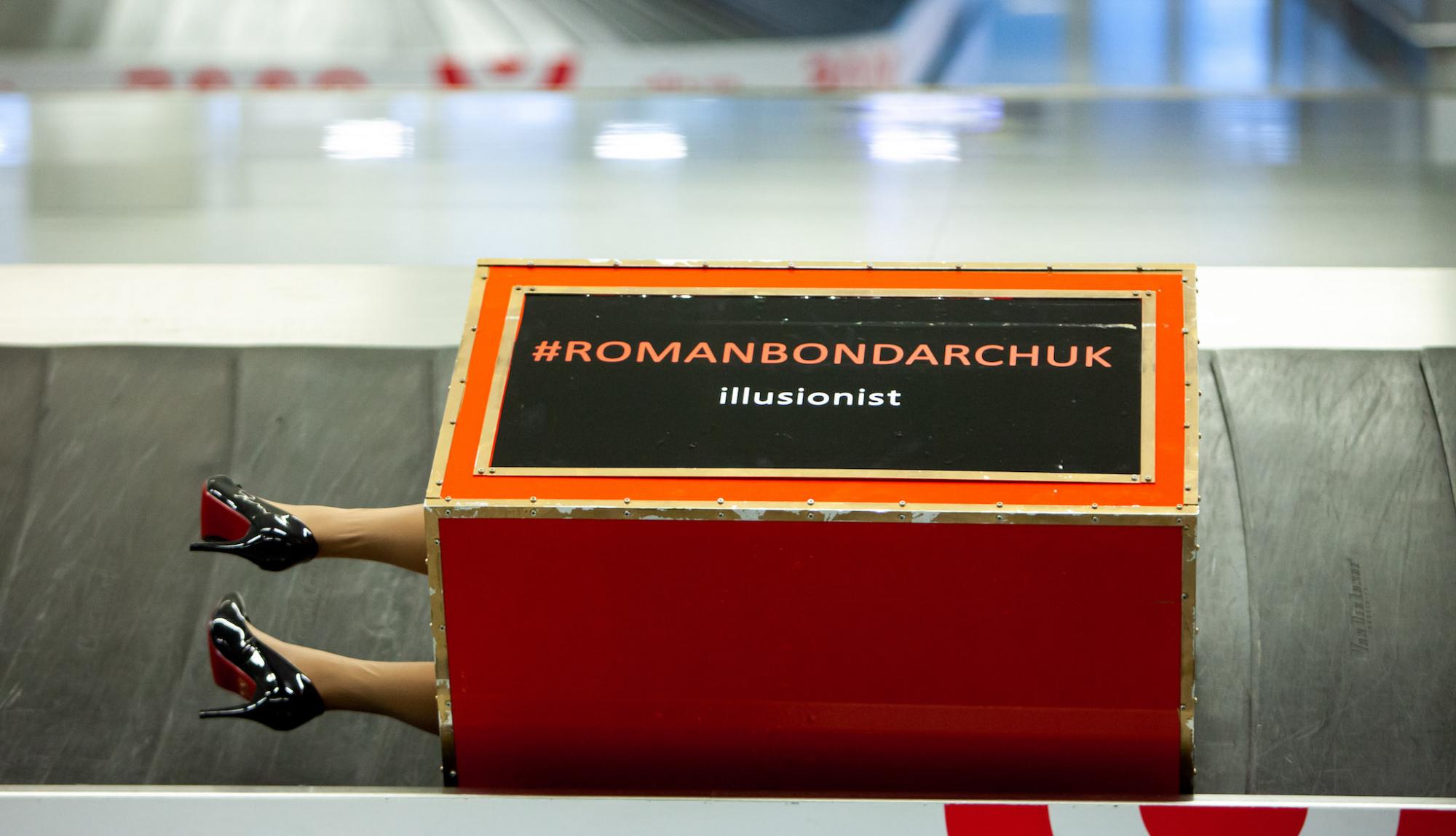 Кто-то не долетел целиком? Сеть взорвало вирусное видео необычного багажа в столичном аэропорту